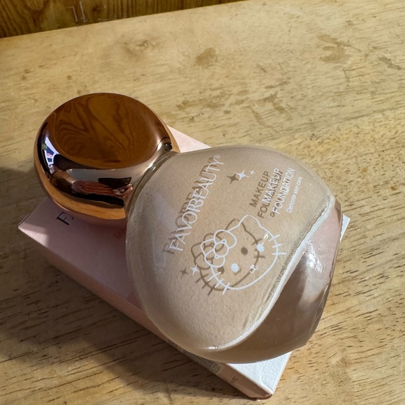 Favor Beauty Hello Kitty Foundation 104 Neutral - Picture 4 of 5